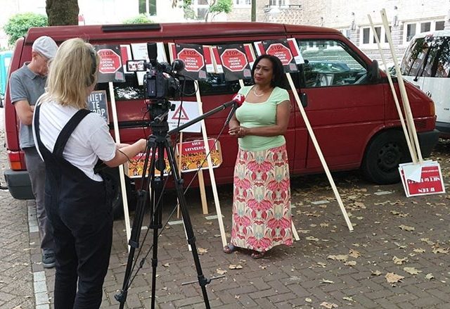 demonstranten tegen verkoop huurwoningen